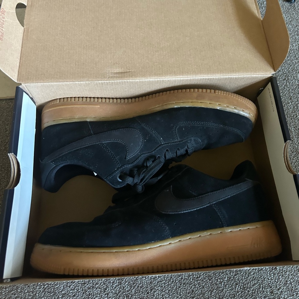 AIR FORCE 1’ 07 LV8 SUEDE size 11